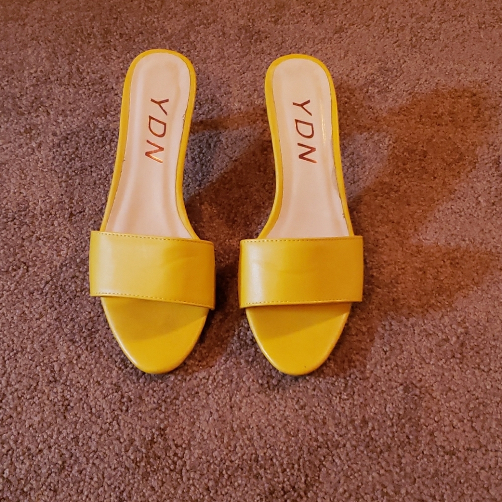 Kitten heel spring mule